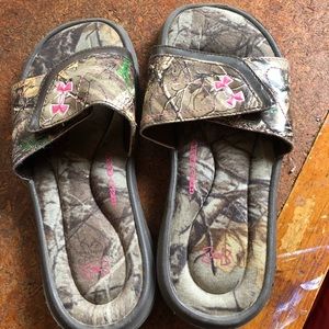 Ladies Under Armour sandals/slides size 6